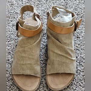 Blowfish Stylish Tan Sandals